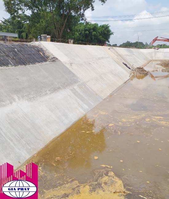 Xay-dung-be-dieu-hoa-xu-ly-nuoc-thai